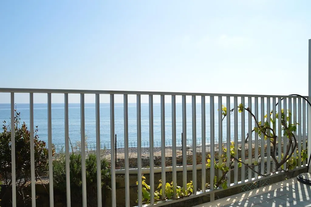 Riva Beach Apartment Riva Ligure